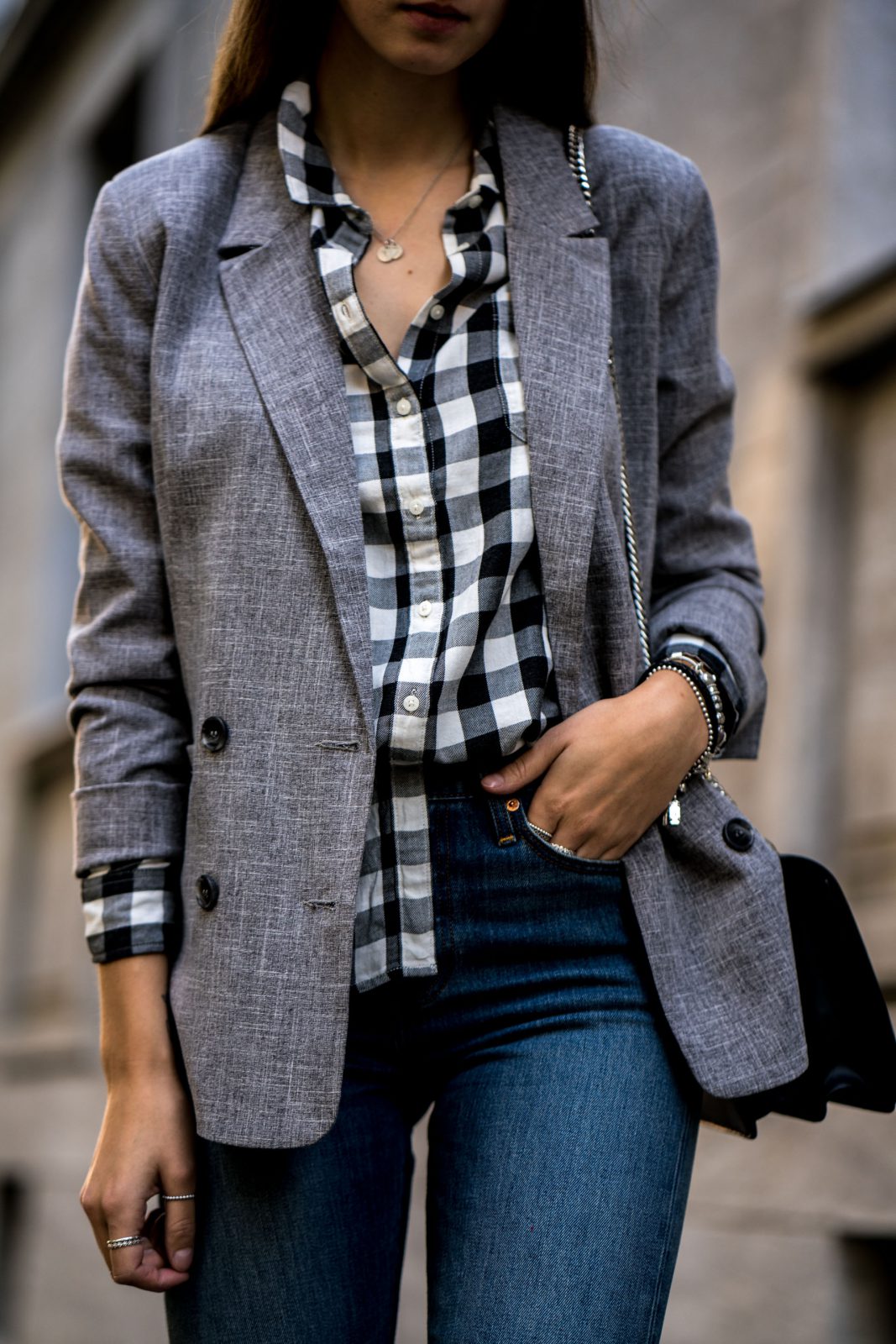 Combining a plaid shirt, blazer and denim Fashionblog Berlin