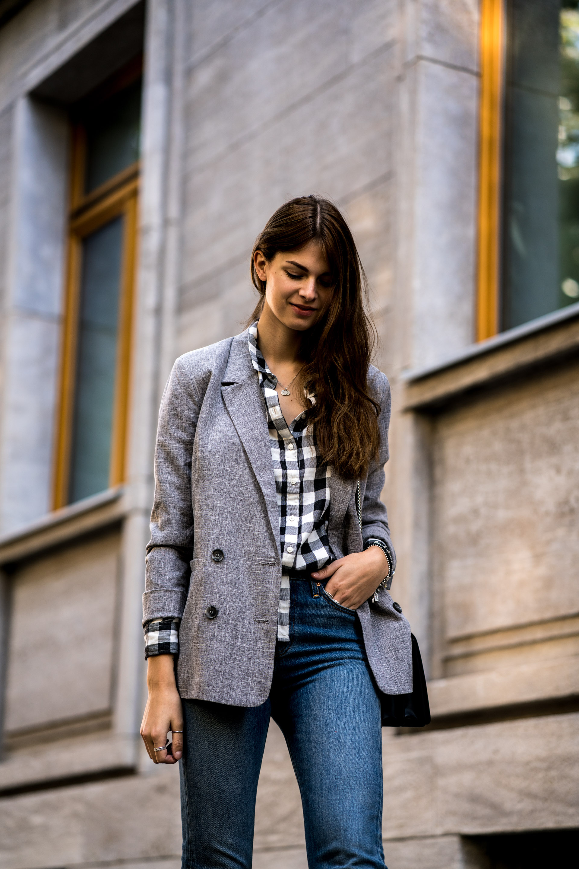 Combining a plaid shirt, blazer and denim Fashionblog Berlin