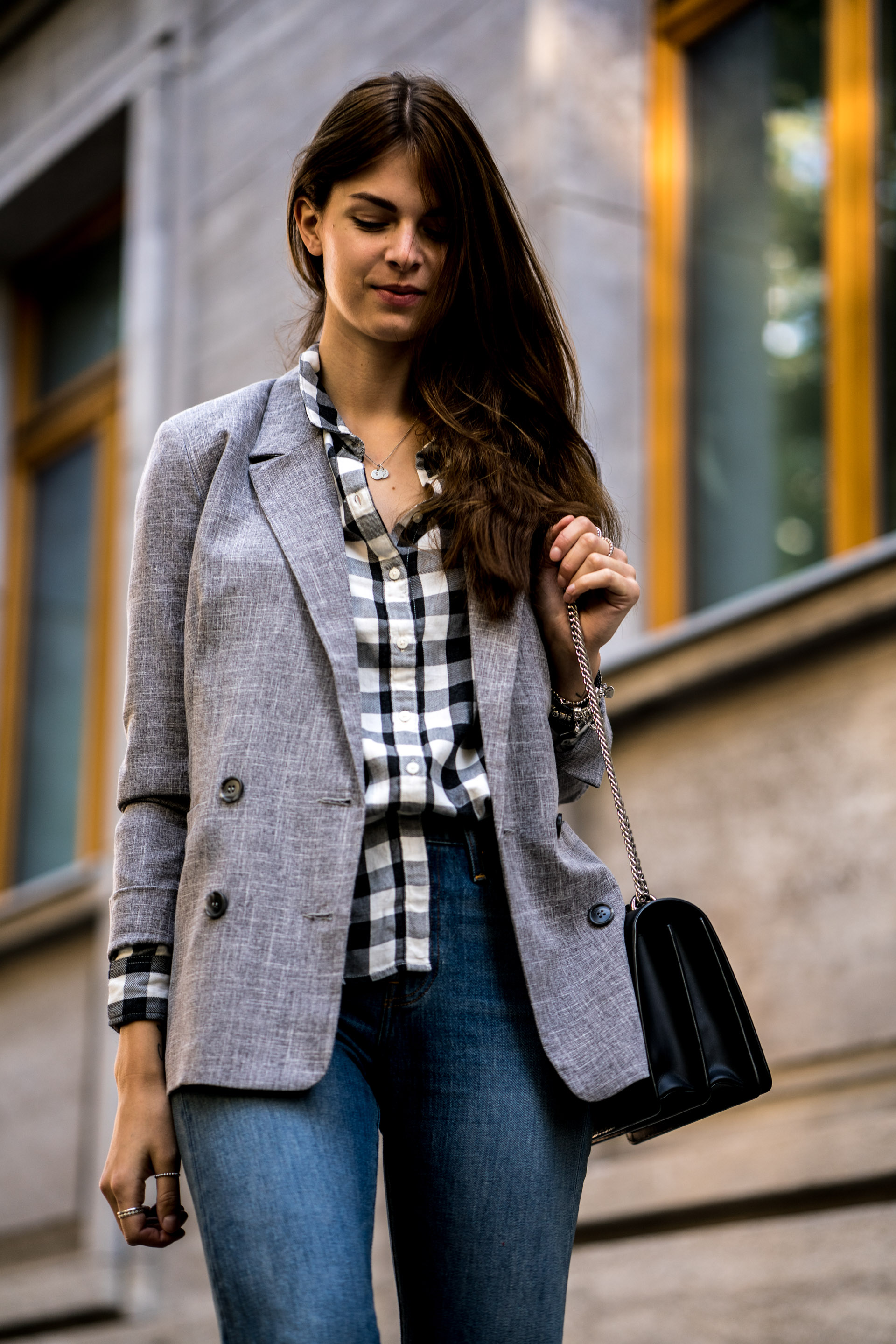Combining a plaid shirt, blazer and denim Fashionblog Berlin