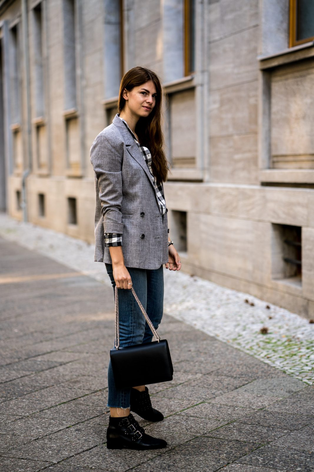 Combining a plaid shirt, blazer and denim || Fashionblog Berlin