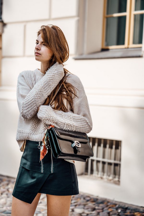 Combining Skirts and Chunky Sweater in autumn || Fashionblog Berlin