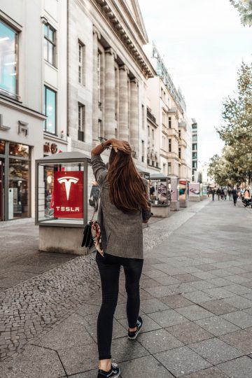 Wie trägt man eine schwarze Jeans