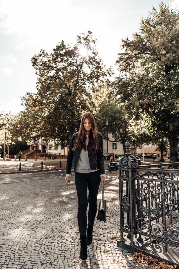 Autumn Essentials: black boots and leather jacket || Fashionblog Berlin