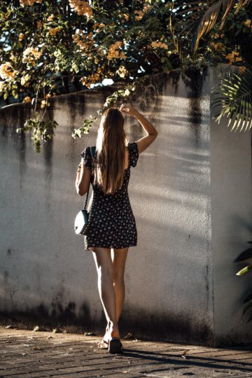 Wie trÃ¤gt man ein Blumenkleid