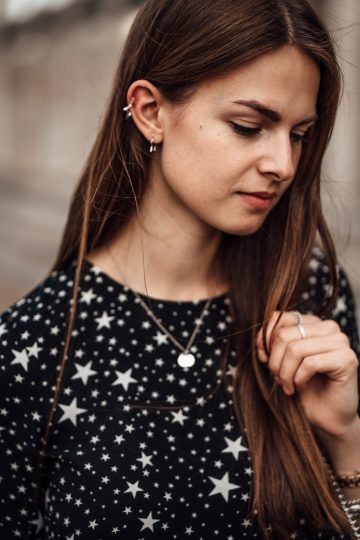 how to wear earrings