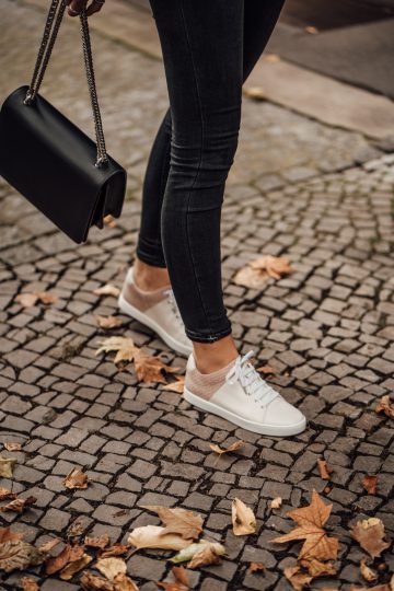 how to wear white Sneakers