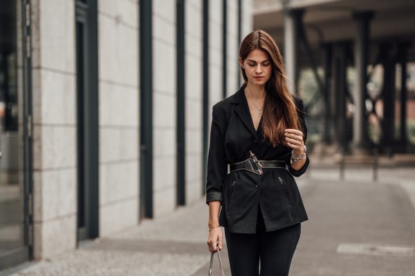 how to wear a black Blazer