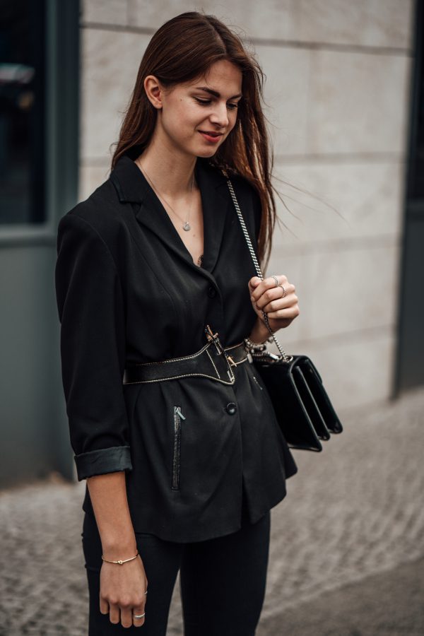 How to wear a belted blazer || all black autumn outfit || Fashionblog ...