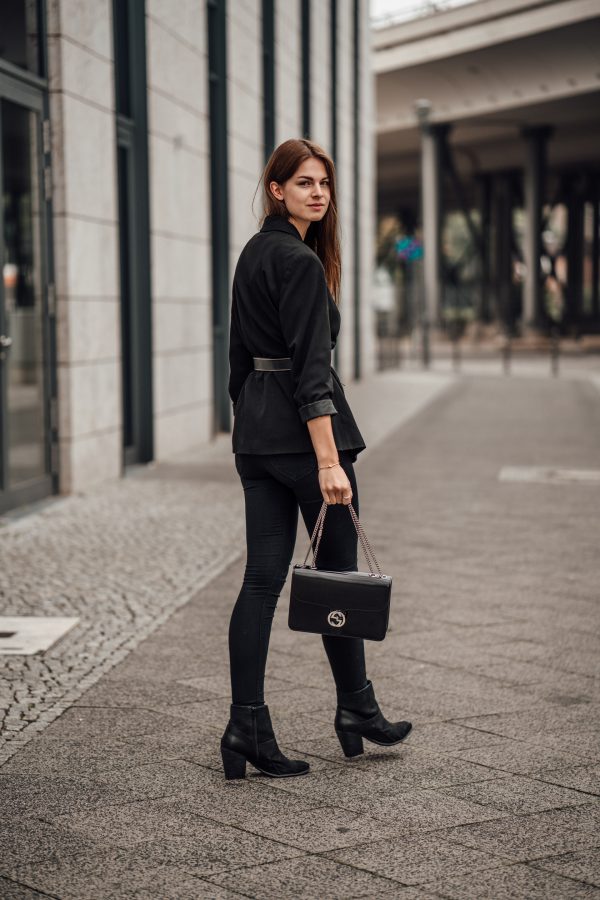 How to wear a belted blazer || all black autumn outfit || Fashionblog ...