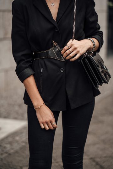 How to wear a belted blazer || all black autumn outfit || Fashionblog ...