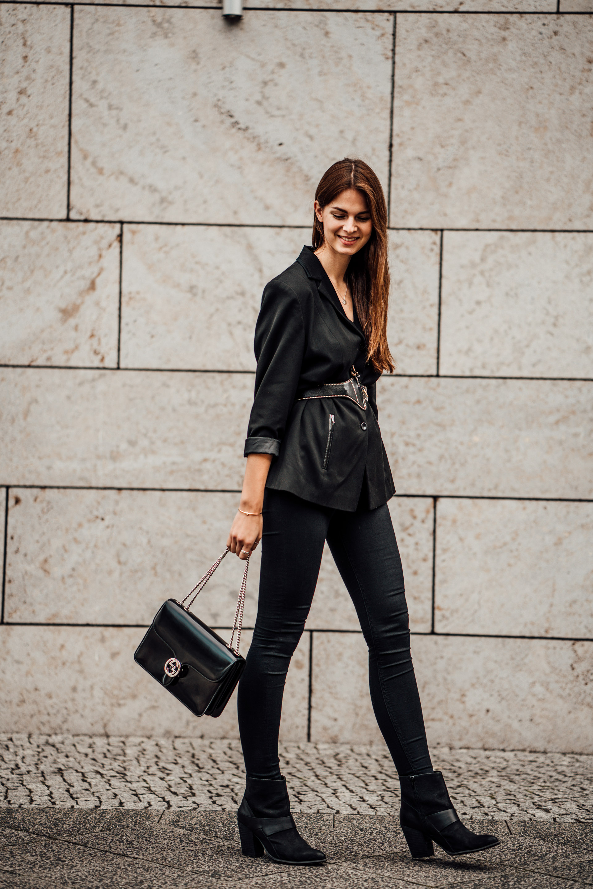 Wie trägt man einen Belted Blazer || Komplett schwarzes Herbstoutfit