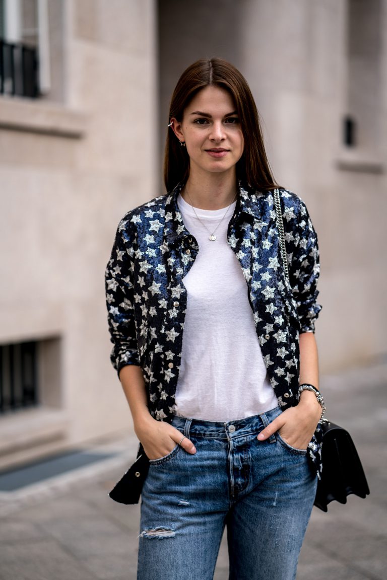 How to wear an embroidered blazer combined with boyfriend jeans
