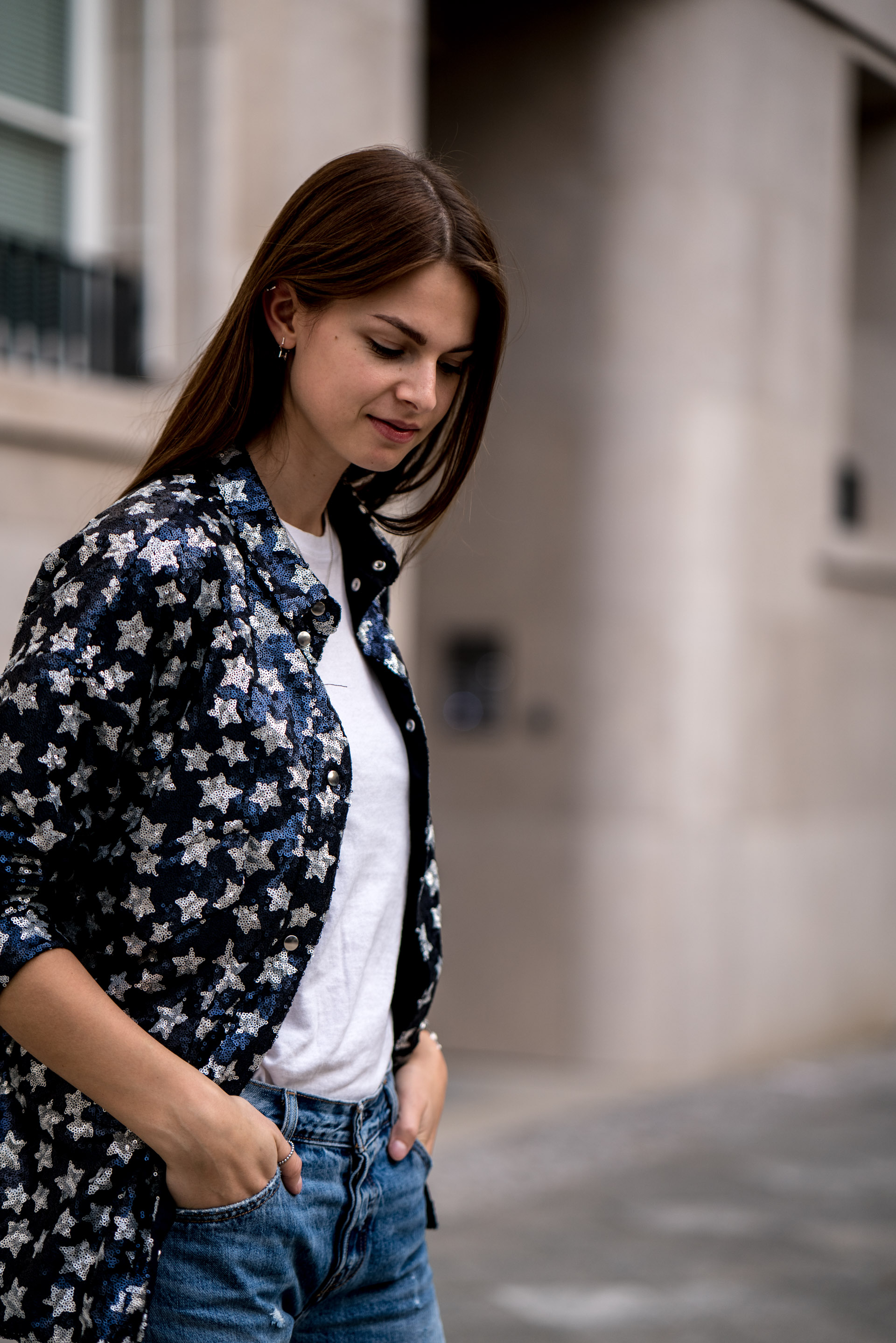 How to wear an embroidered blazer combined with boyfriend jeans