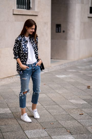 How to wear an embroidered blazer combined with boyfriend jeans