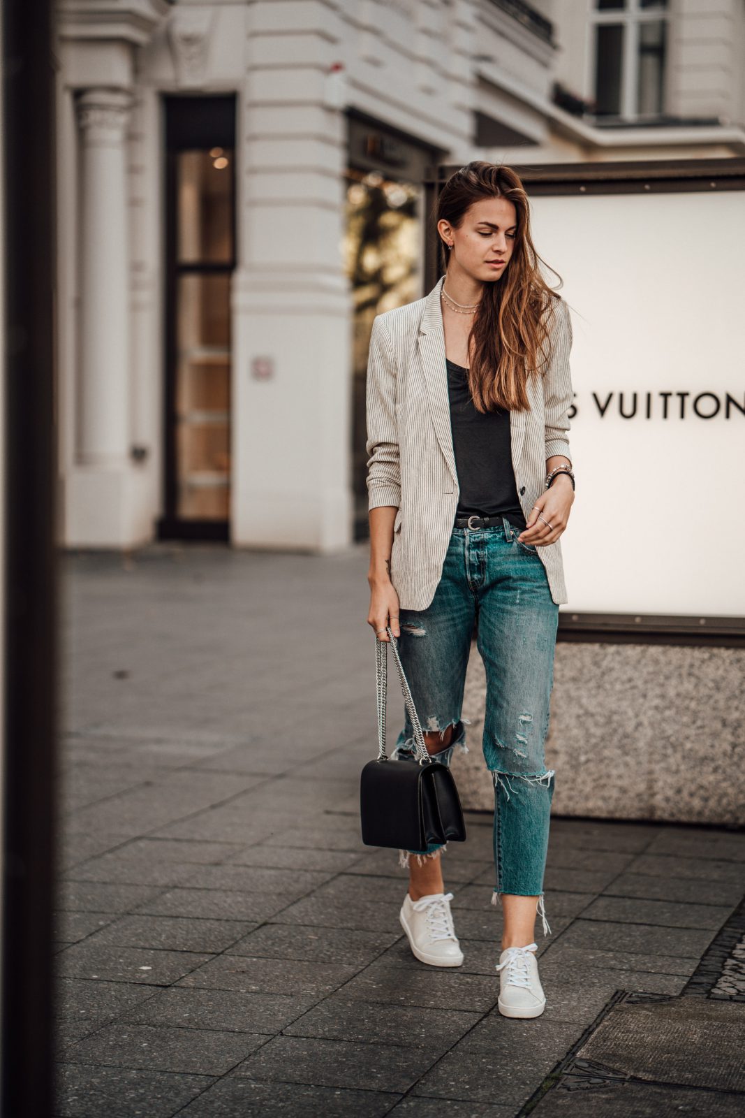 How to wear Boyfriend Jeans this fall || Casual Chic Outfit