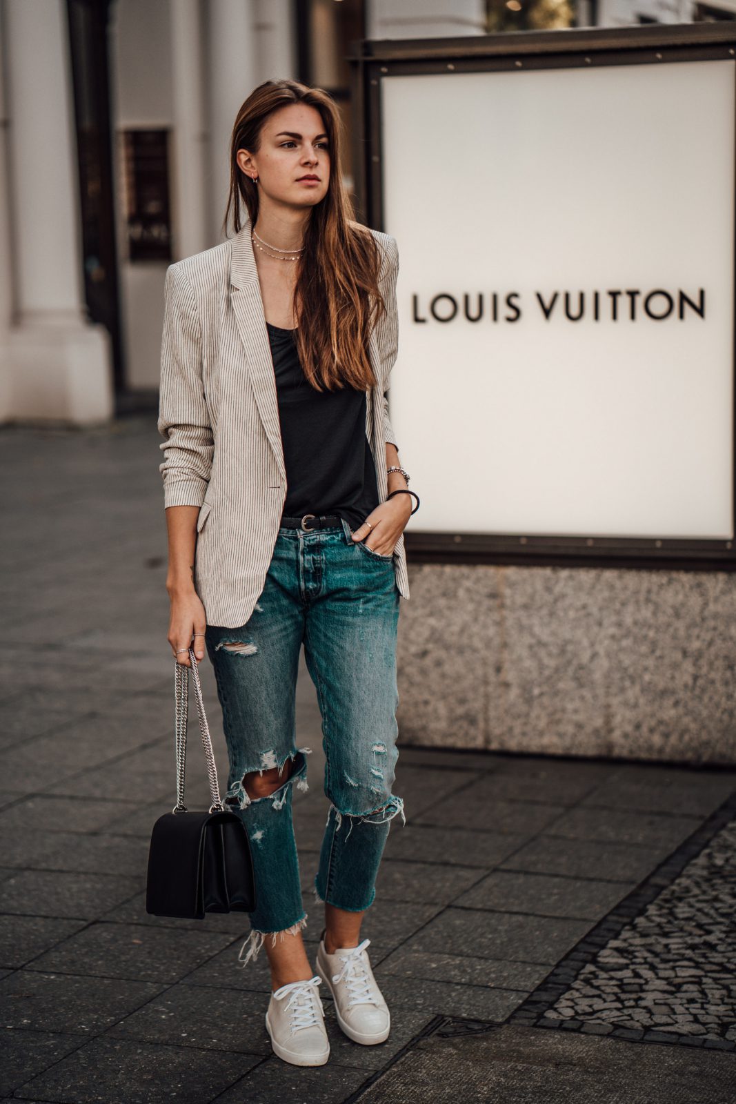 How to wear Boyfriend Jeans this fall || Casual Chic Outfit