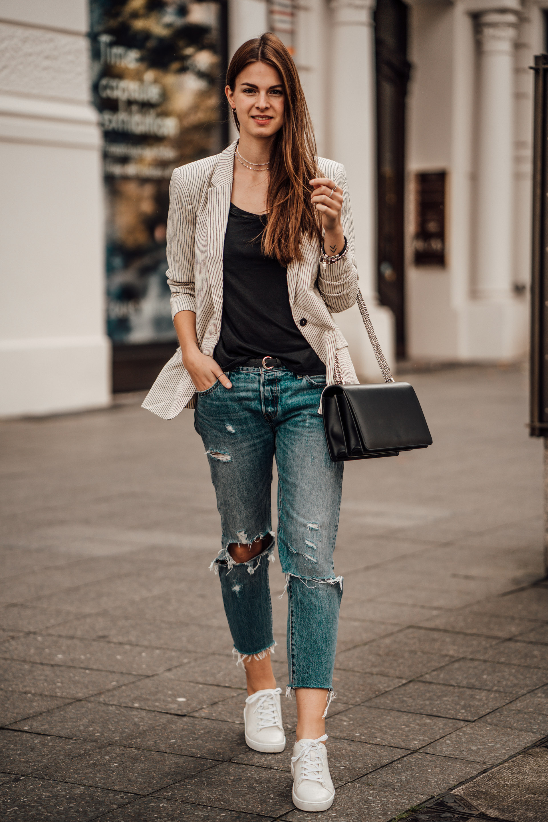 How to wear Boyfriend Jeans this fall || Casual Chic Outfit