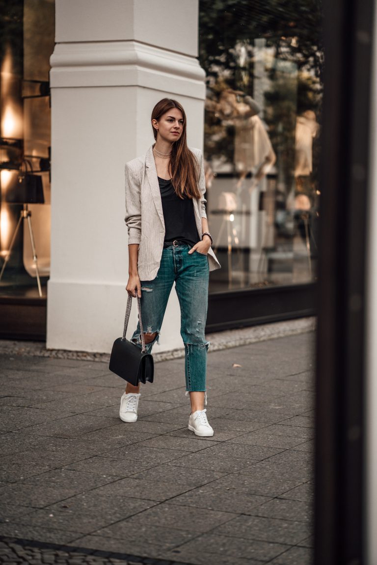 How to wear Boyfriend Jeans this fall || Casual Chic Outfit