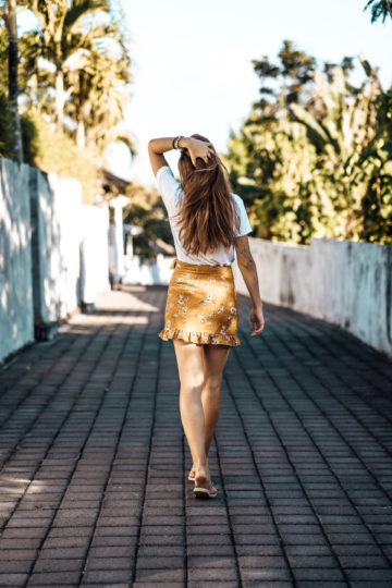 how to wear a yellow skirt