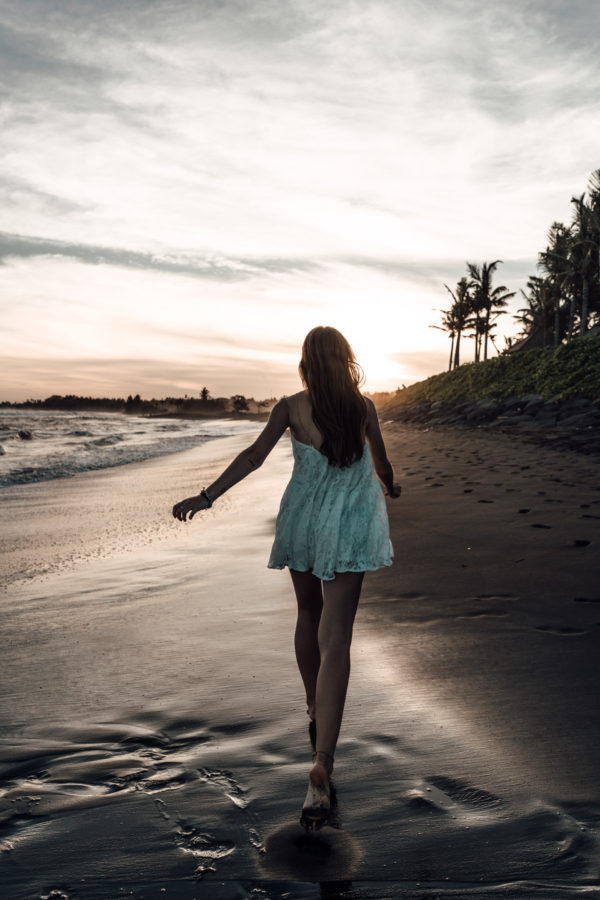 schwarzer Sand am Strand in Bali