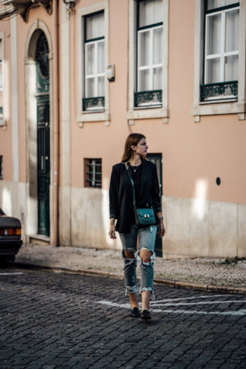 Travel Outfit: exploring Lisbon in a casual chic outfit || Fashionblog ...