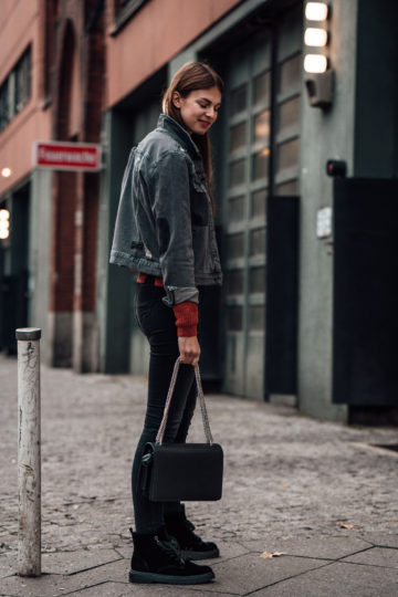 WIe trägt man eine schwarze Tasche