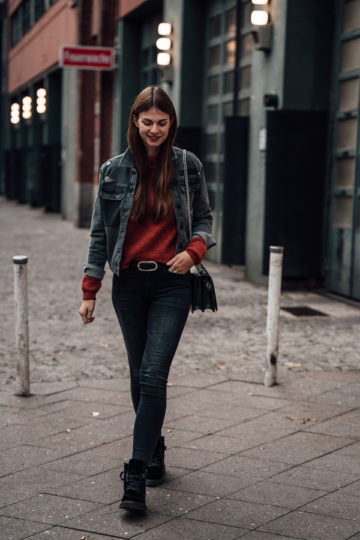 Wie trägt man eine Jeansjacke