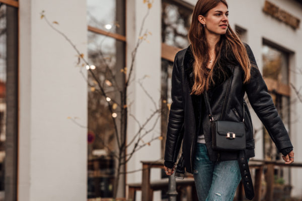 how to wear a crossbody bag