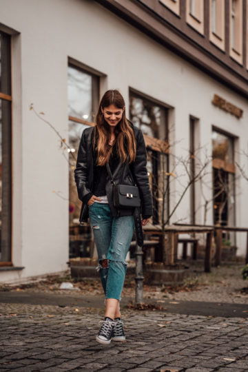 how to wear black Sneakers