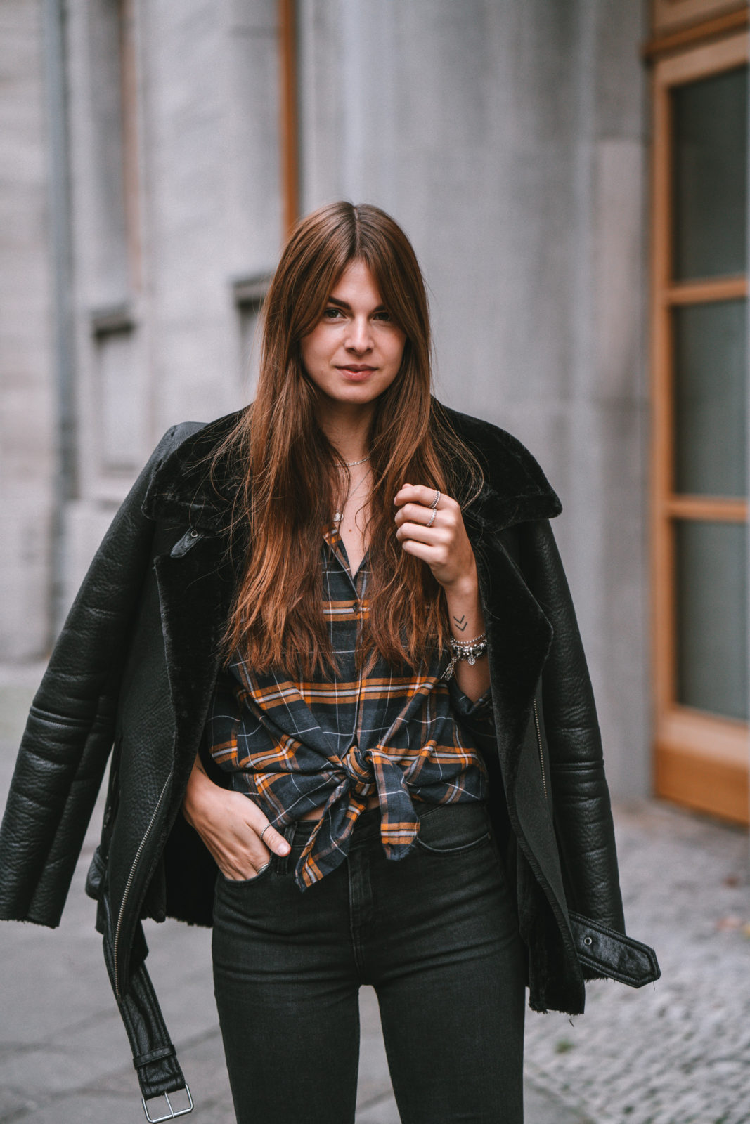 How to wear an oversized plaid shirt in winter || Fashionblog Berlin