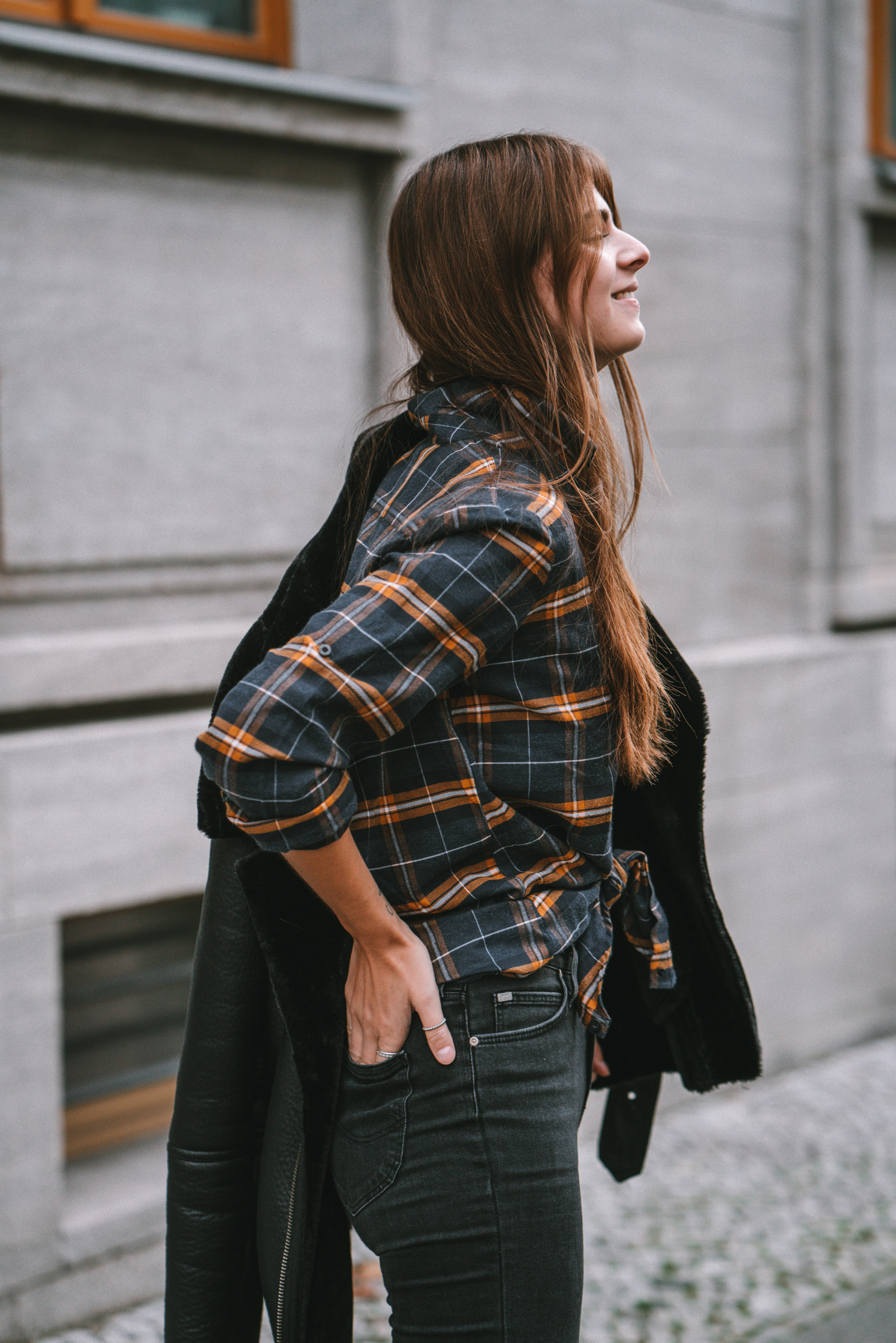 How to wear an oversized plaid shirt in winter Fashionblog Berlin