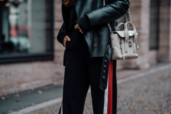 Wie kombiniert man eine cross-body Tasche