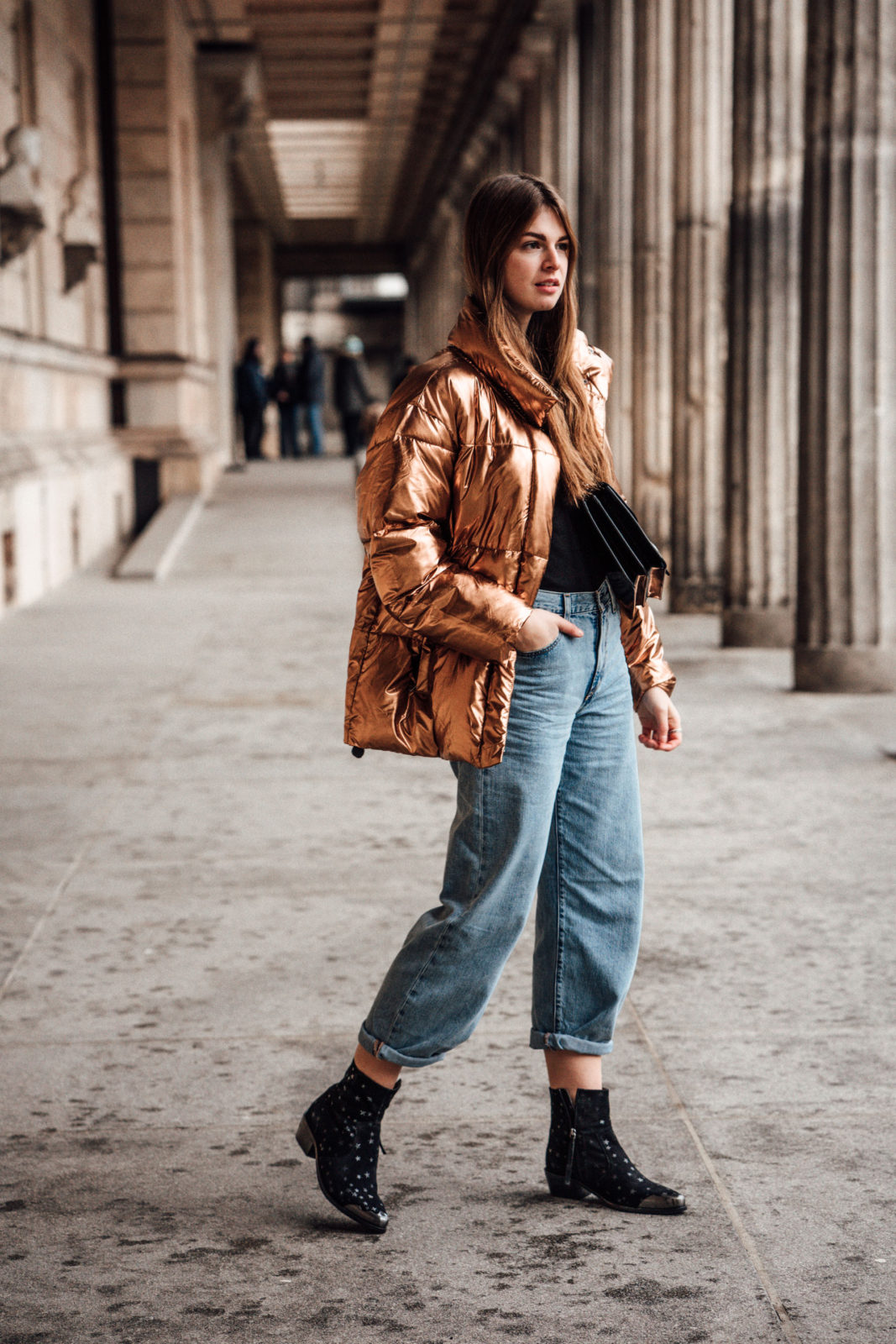 Metallic Puffer Jacket combined with Baggy Jeans || Fashionblog Berlin