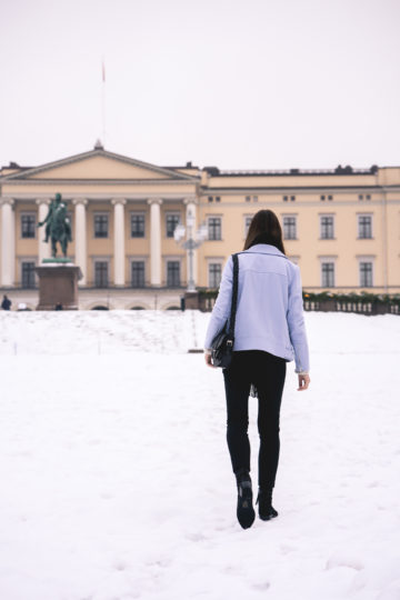 Wie trägt man eine himmelblaue Jacke
