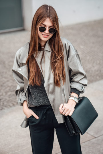 How to wear an oversized satin jacket in winter || Fashionblog Berlin
