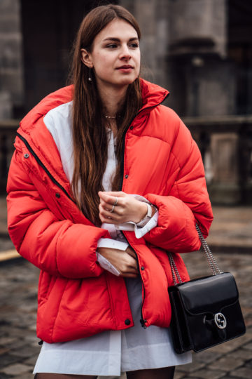 how to wear a red puffer jacket