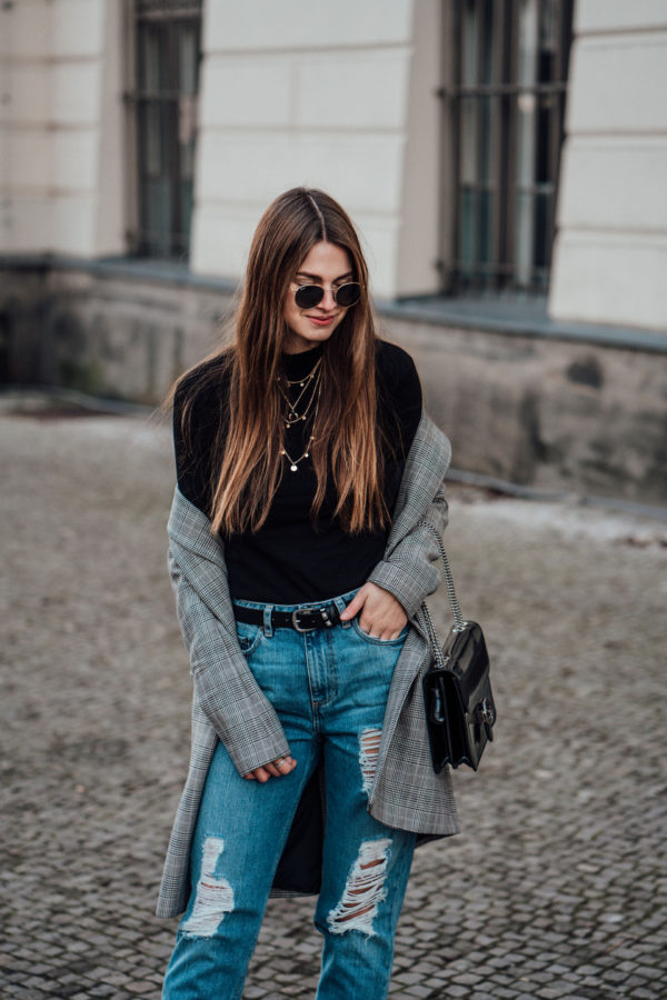 Winter Style: plaid coat combined with a black turtleneck || Modeblog ...