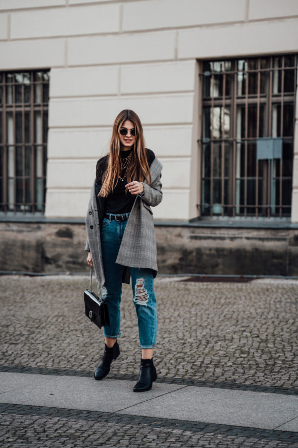 Winter Style: plaid coat combined with a black turtleneck || Modeblog ...