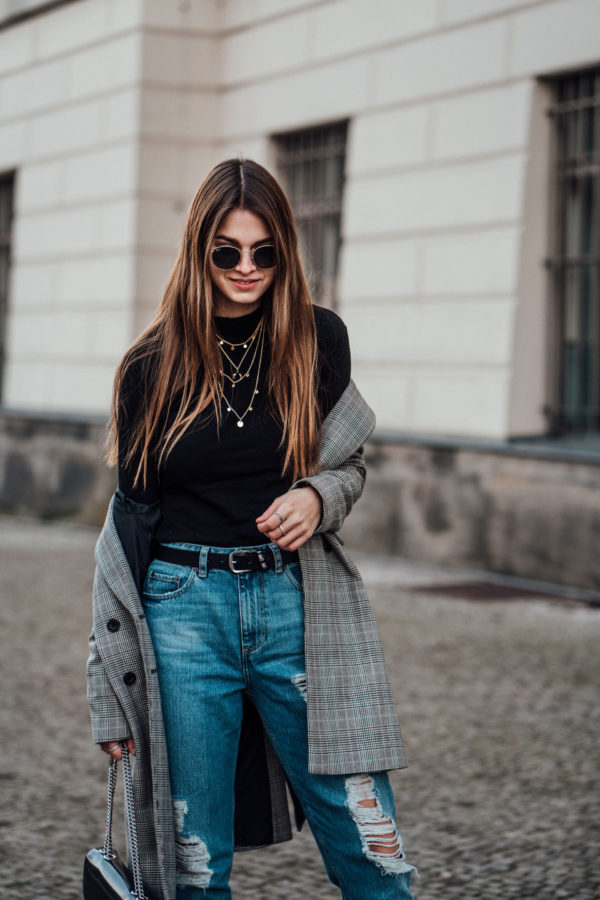 Winter Style: plaid coat combined with a black turtleneck || Modeblog ...