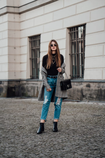 Winter Style: plaid coat combined with a black turtleneck || Modeblog ...