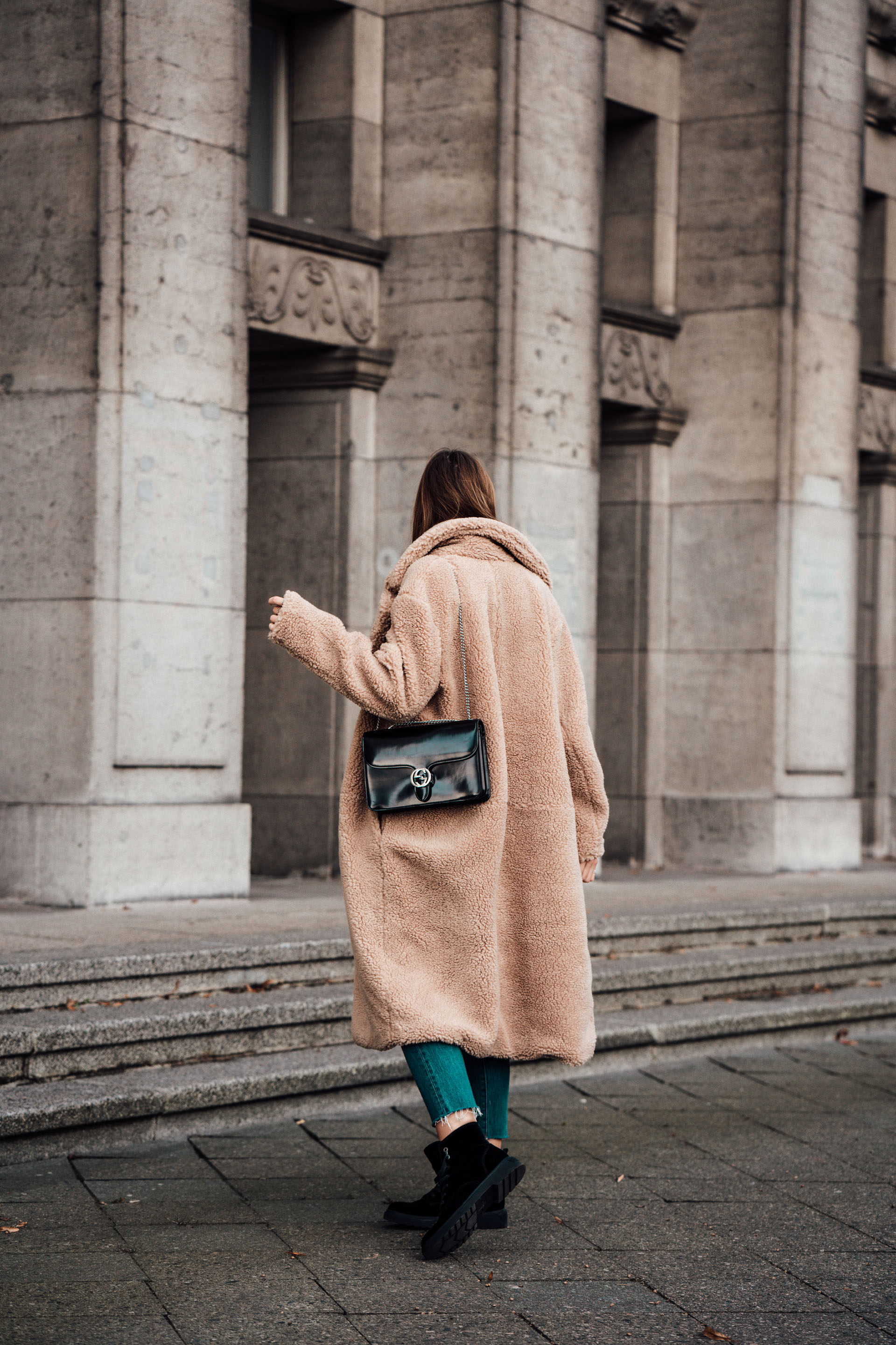 How to wear a teddy coat this winter 2018 Fashionblog Berlin