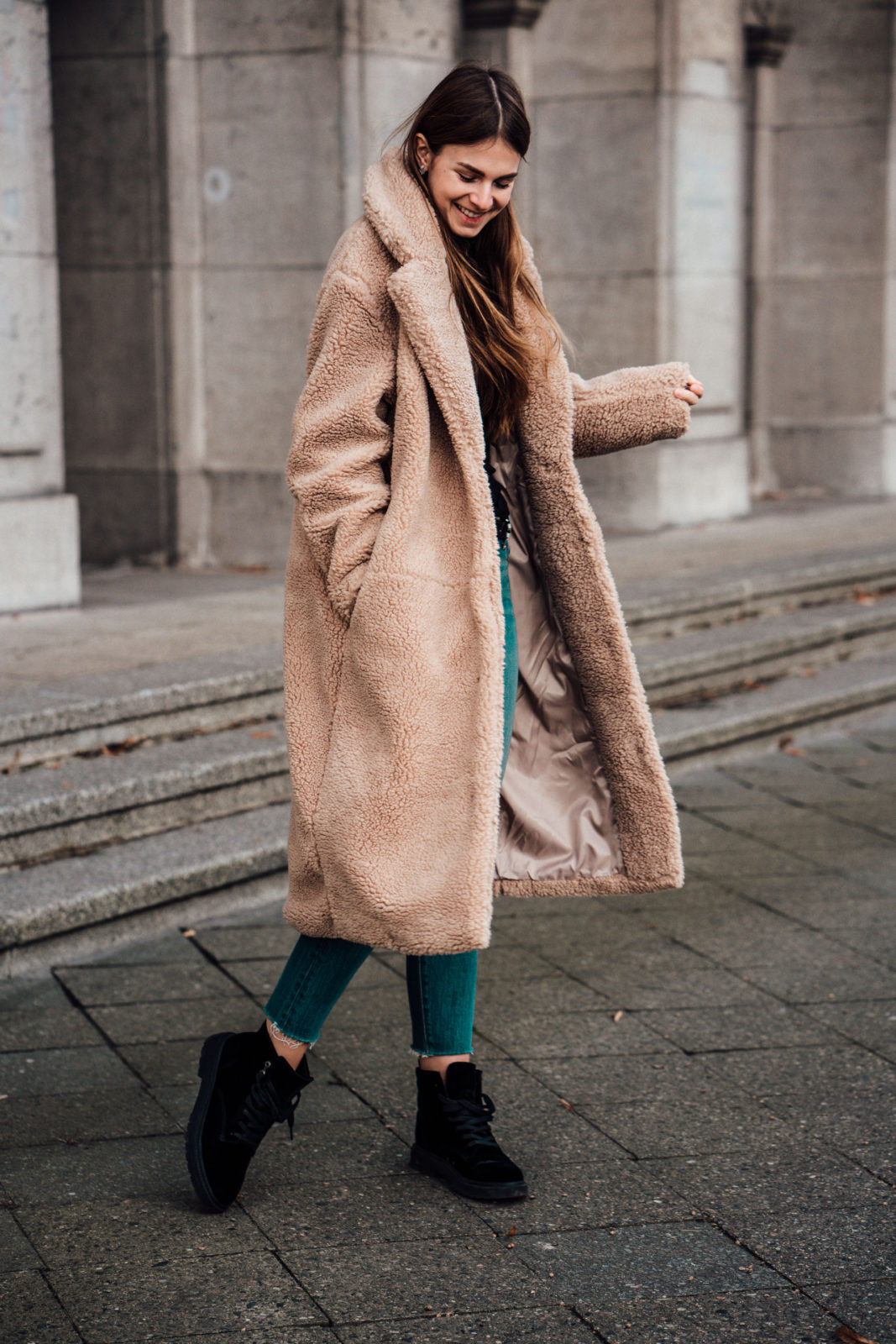 How to wear a teddy coat this winter 2018 Fashionblog Berlin