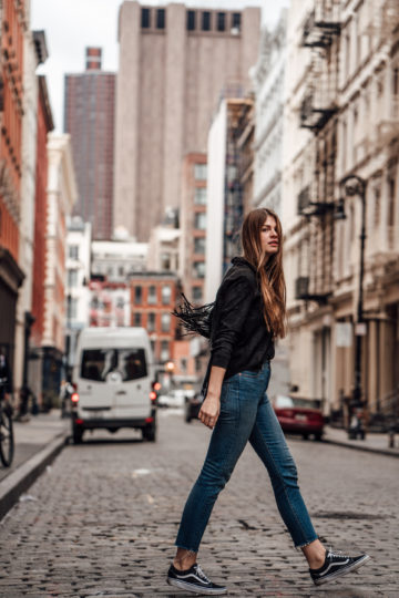 how to wear black Sneakers