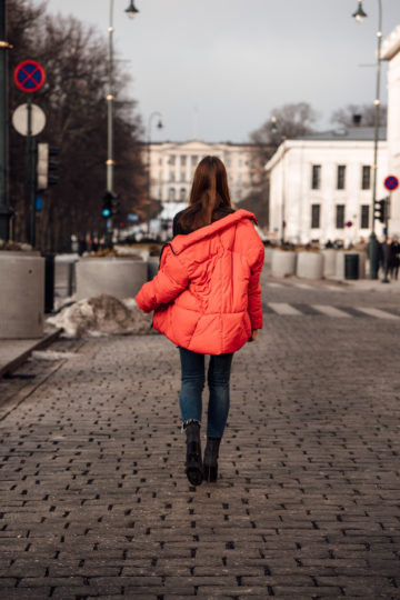 Wie trÃ¤gt man eine rote Jacke