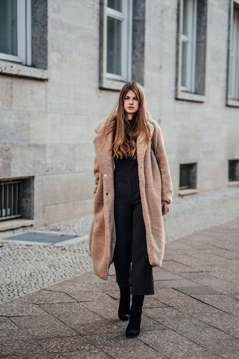 Teddy Coat combined with an allblack outfit Fashion Week Streetstyle
