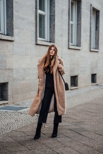 Teddy coat combined with an all black outfit