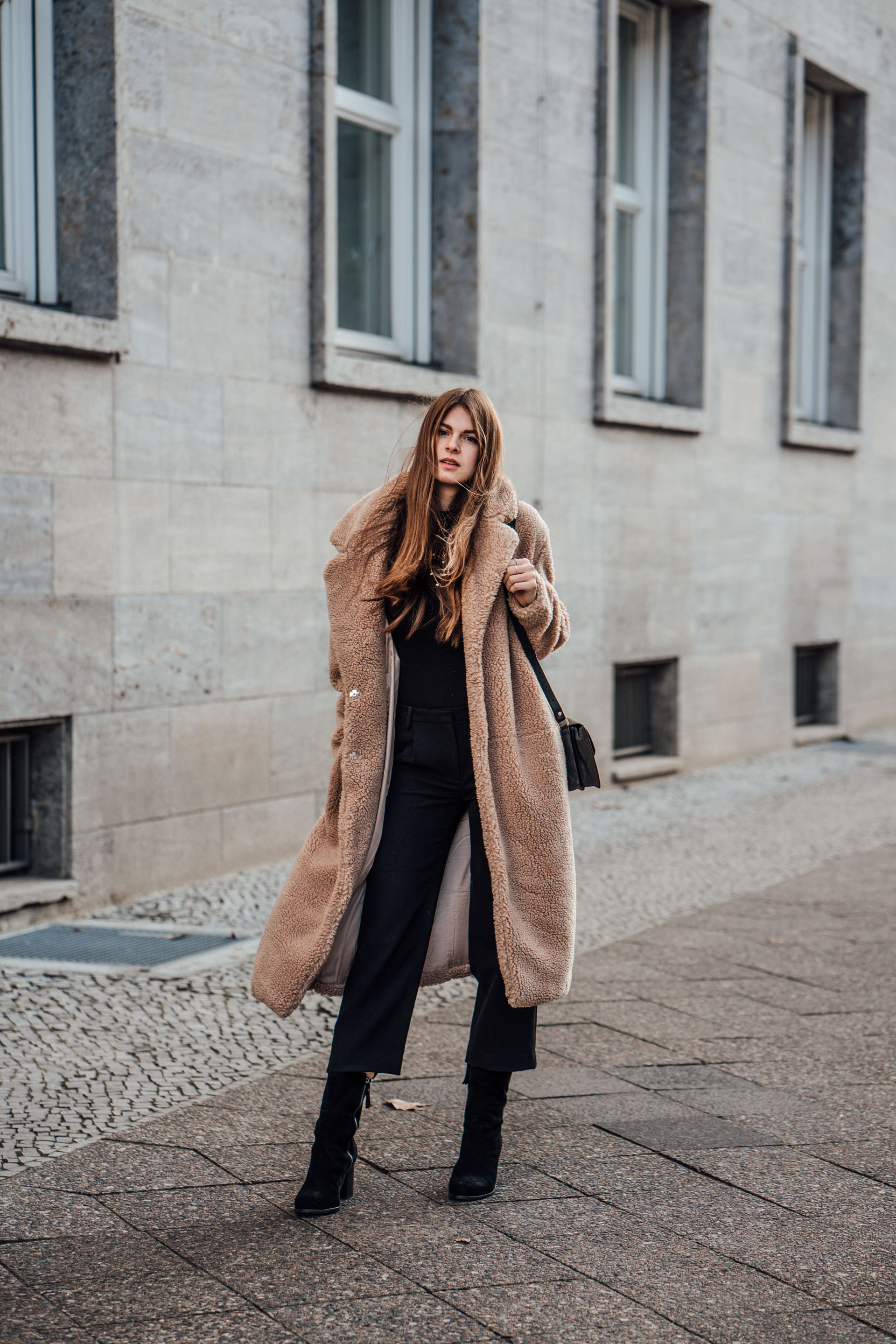 Teddy Mantel Kombiniert Mit Einem Komplett Schwarzen Look