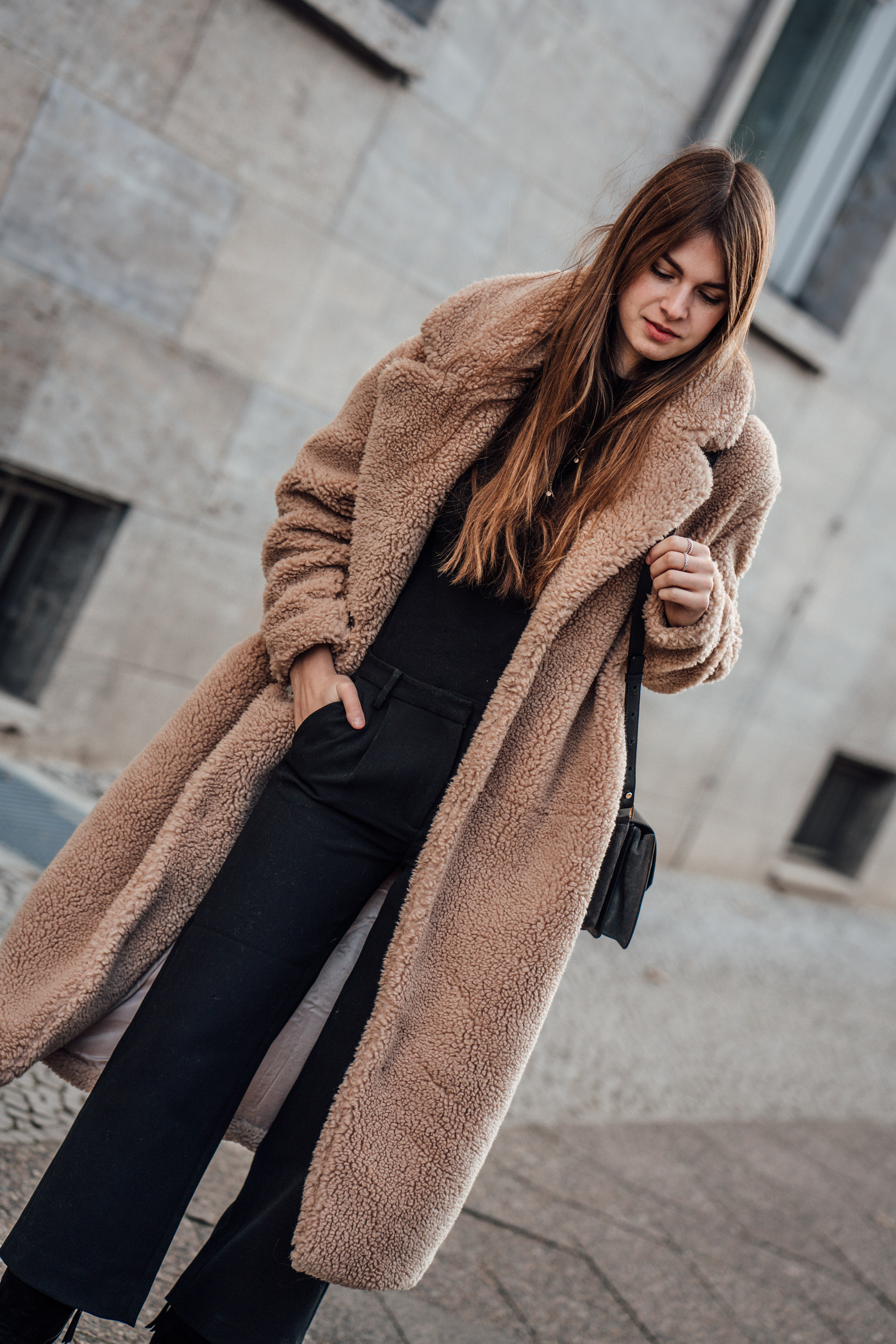 Teddy Coat combined with an allblack outfit Fashion Week Streetstyle
