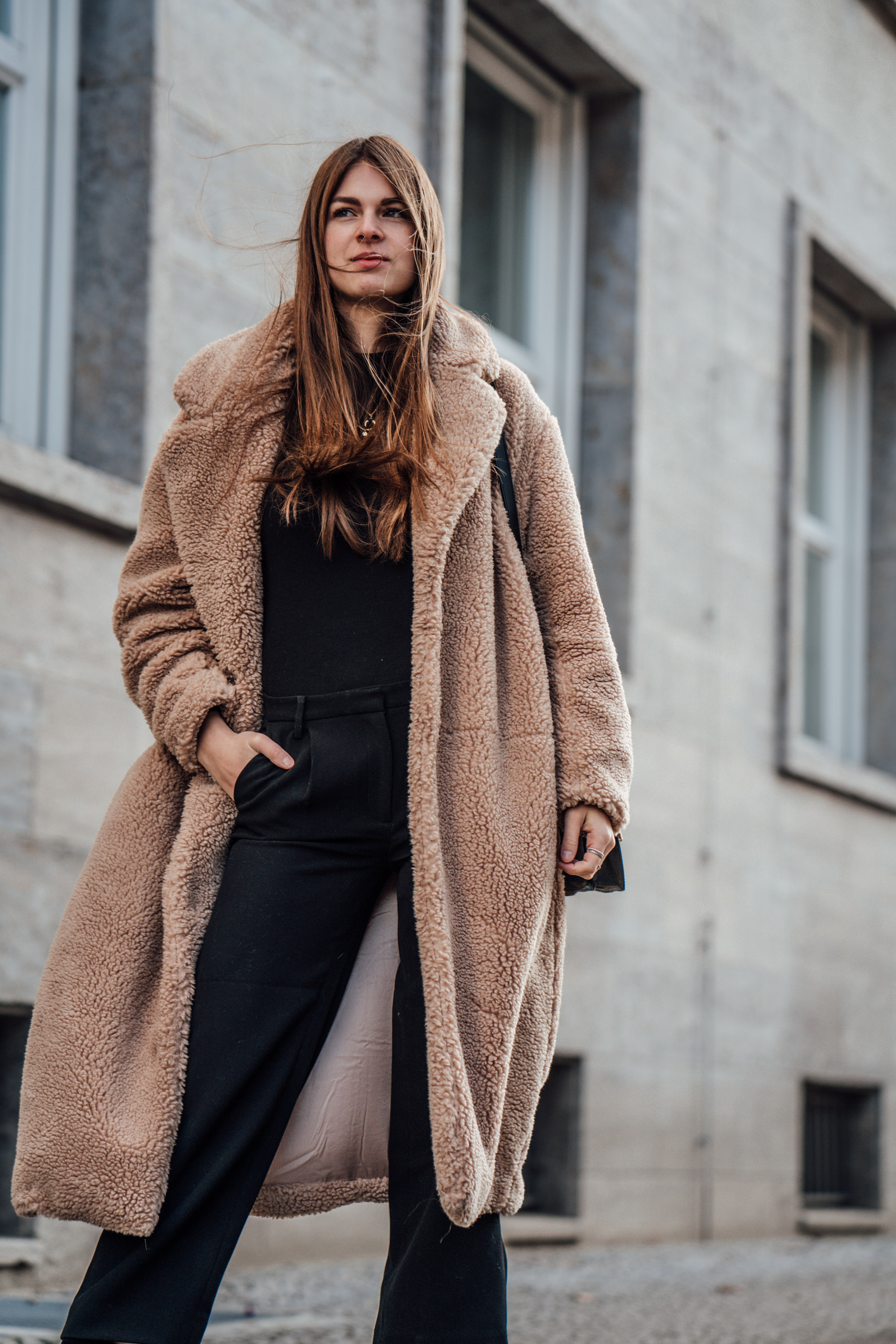 Teddy Coat combined with an all-black outfit || Fashion Week Streetstyle