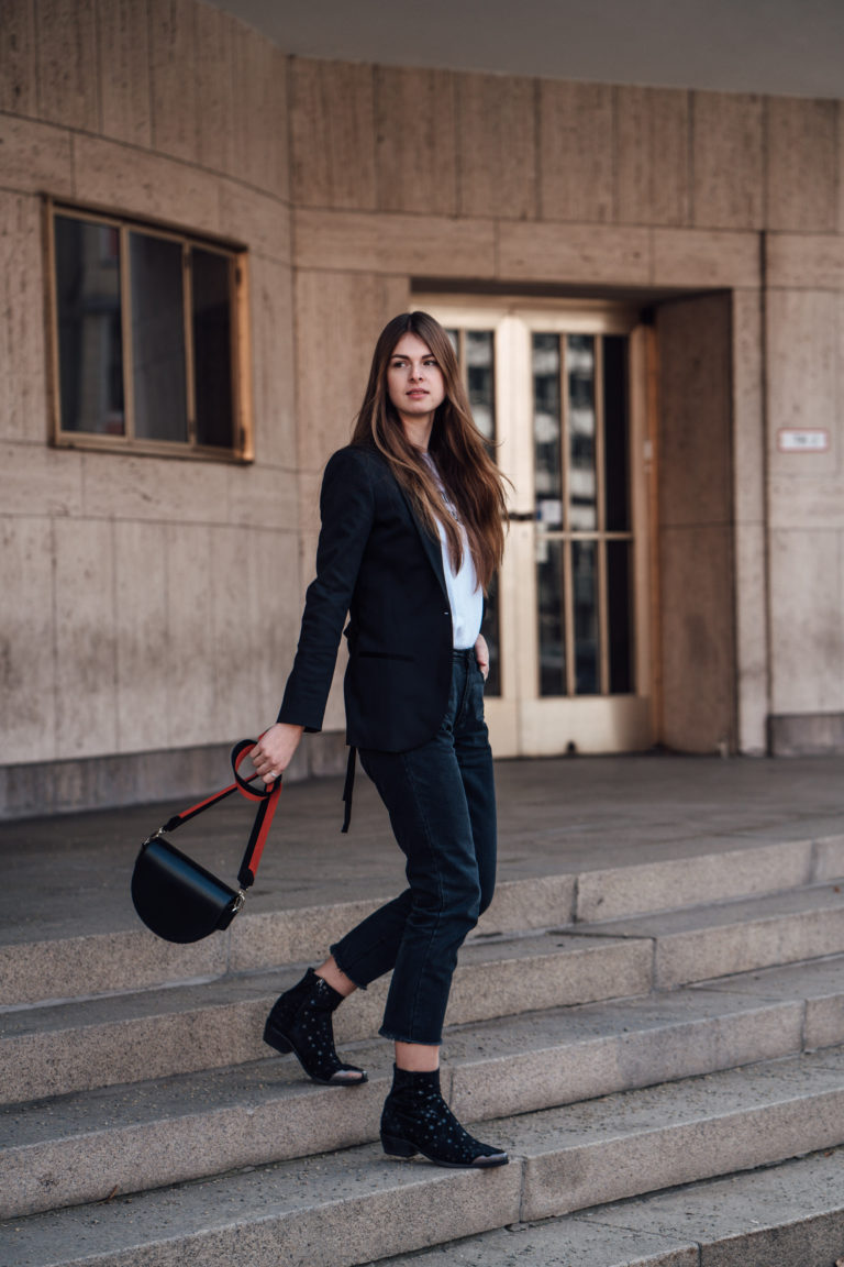 Chic Blazer combined with Mom Jeans Spring Outfit Modeblog Berlin
